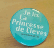 On voit un badge Princesse de Cleves Sarkozy qui dit qu'il faut lire ce livre.