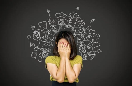 On voit une élève stressée qui ne sait pas comment se préparer au bac blanc de français.