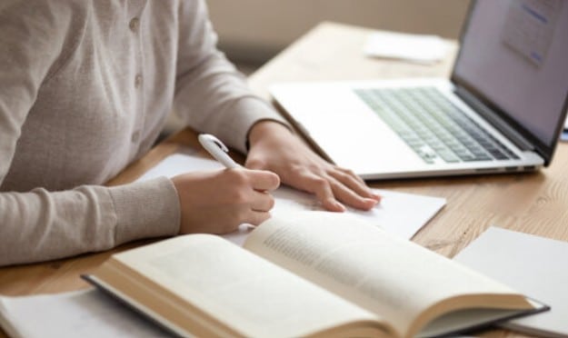 On voit un élève qui travaille et qui suit pas à pas la méthode de la dissertation pour réussir son bac de français.